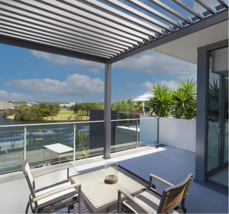 Une terrasse moderne avec vue sur le lac et dotée d'une pergola bioclimatique