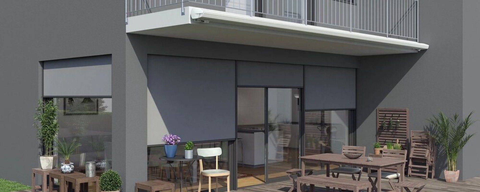 Une terrasse moderne équipée de stores extérieurs gris à mailles sur les fenêtres et le balcon