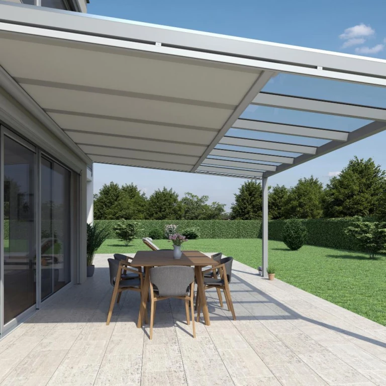 Une terrasse moderne dotée d'une verrière, d'un store en toile rétractable et d'un coin repas dans le jardin.