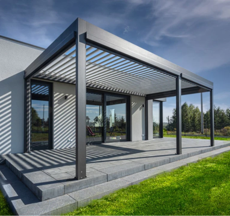 Une pergola bioclimatique moderne à lamelles orientables sur la terrasse d'une maison individuelle