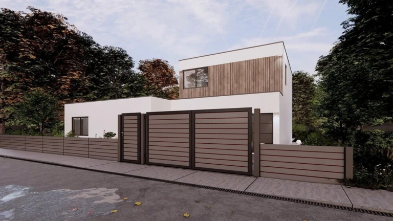 Une maison blanche moderne avec une clôture à lattes marron, un portail et un portillon à l'entrée de la forêt.