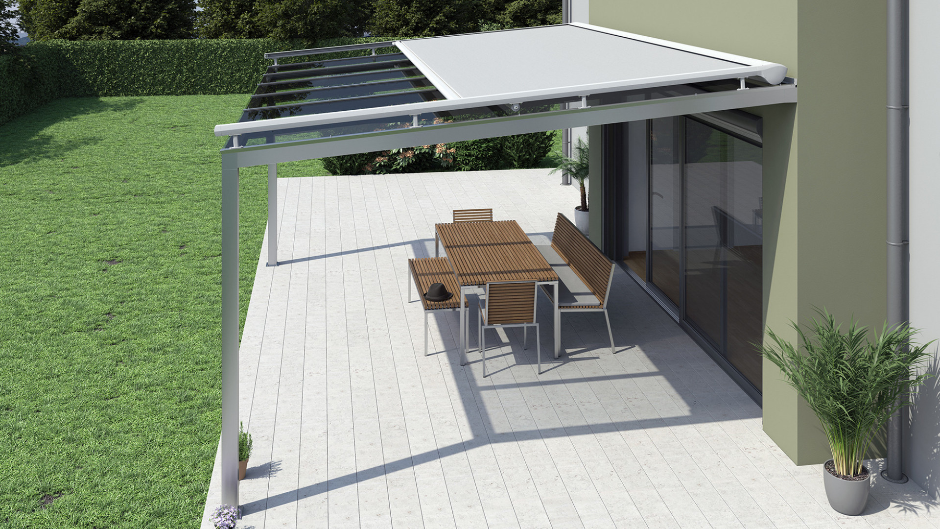 Un auvent moderne au-dessus d'une terrasse vitrée avec un coin salon extérieur et une pelouse