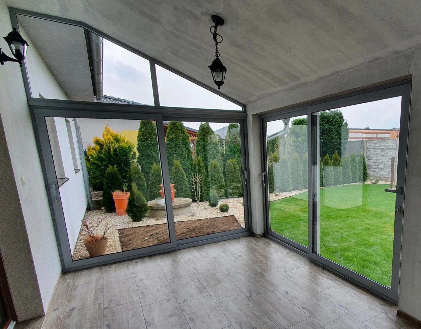 Vitrage moderne de la terrasse avec portes coulissantes et vue sur le jardin