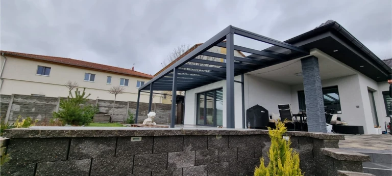 Pergola en aluminium ROBUST + vitrage STANDARD - Klášterec