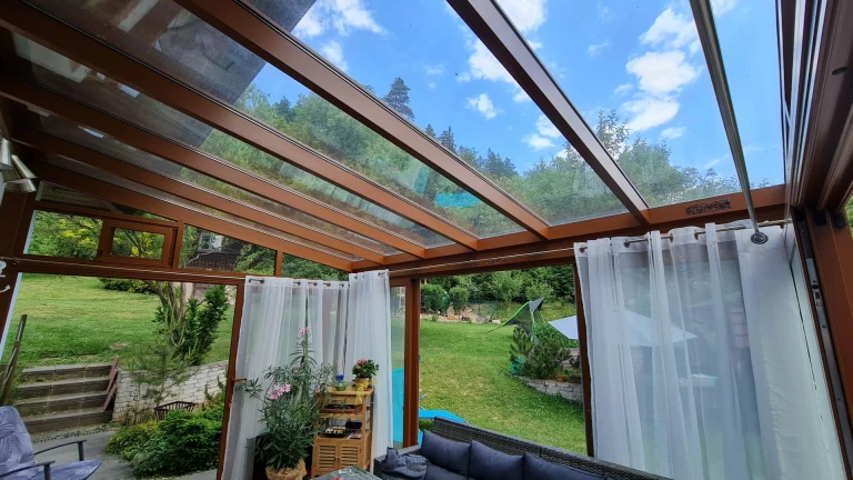 Pergola en aluminium ROBUST et vitrage - Lučatín