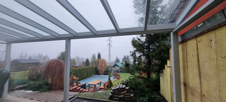Pergola en aluminium avec vitrage