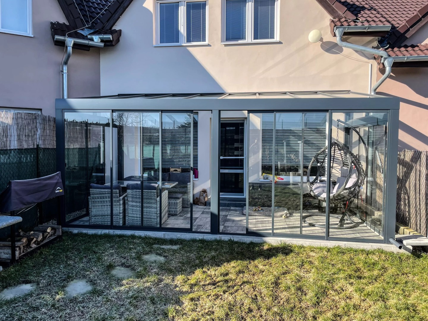 Pergola moderne en aluminium ROBUST avec vitrage standard et mobilier de jardin dans le village de Stehelčeves