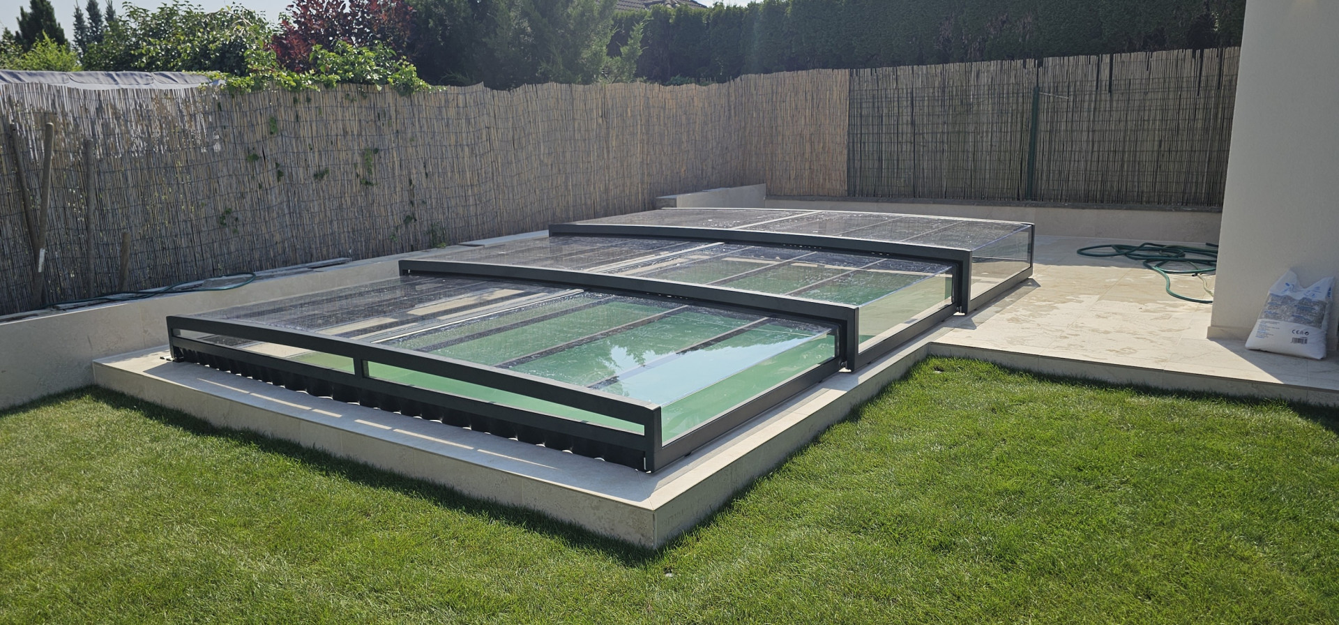 Couverture de piscine basse EXCLUSIVE de couleur anthracite dans un jardin près de Žilina