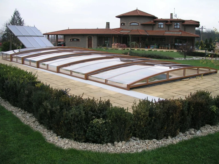 Une petite couverture de piscine au décor en bois dans le jardin d'une maison individuelle
