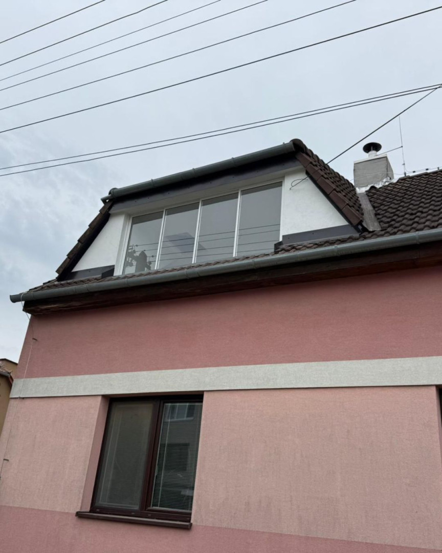 Vitrage du balcon mansardé d'une maison individuelle à Ružová