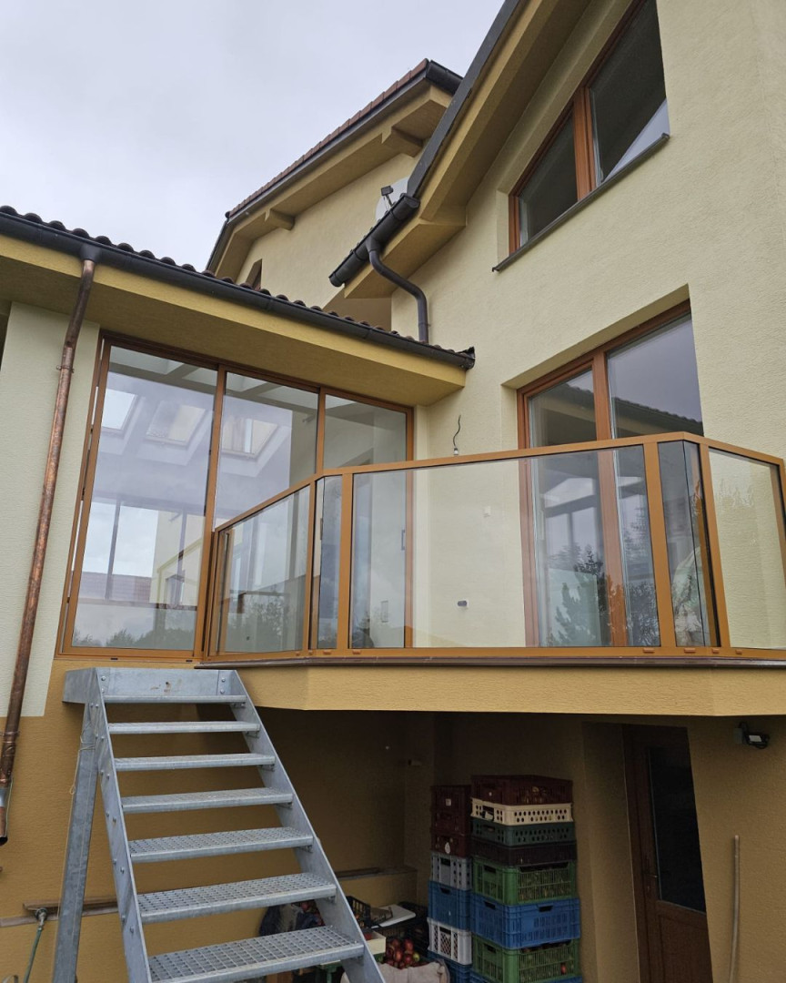 Vitrage moderne de la terrasse avec garde-corps en aluminium sur une maison individuelle